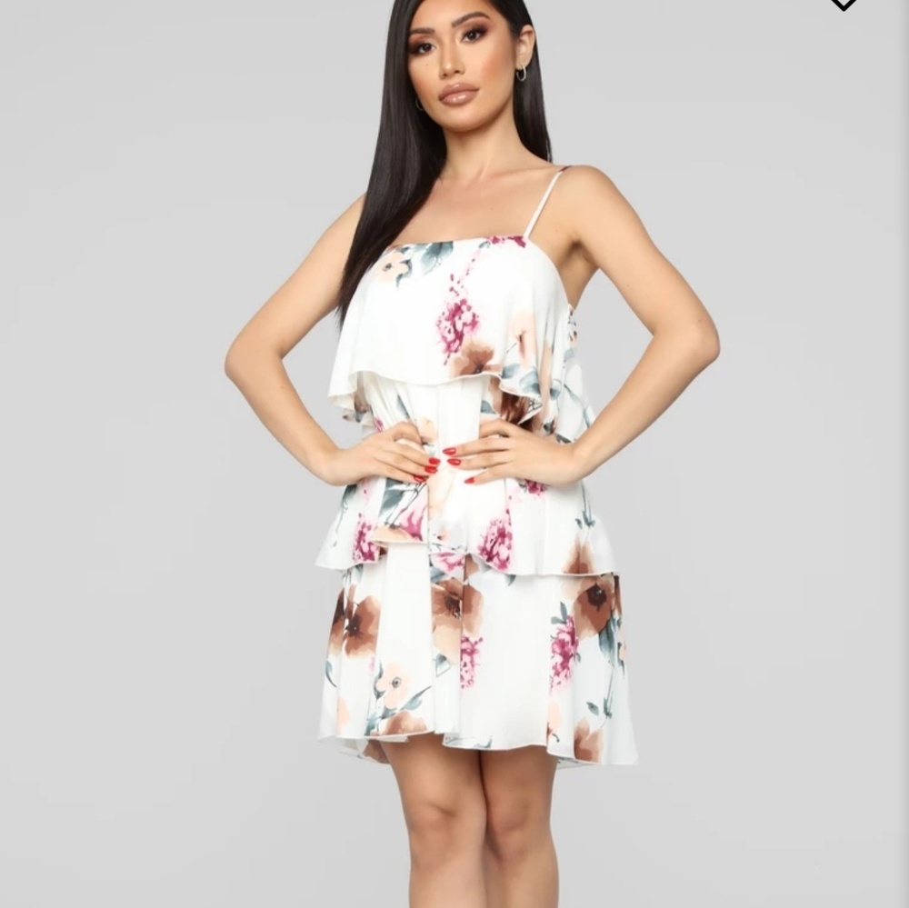 Fashion nova floral mini Dress. Color-white/Mauve